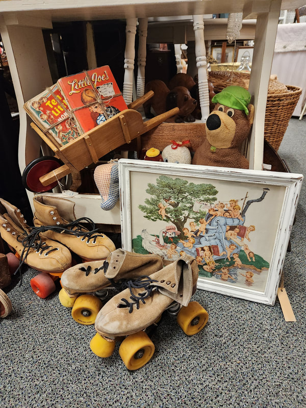 Vintage items in one of the consignment booths at Apple Annie Antique Gallery