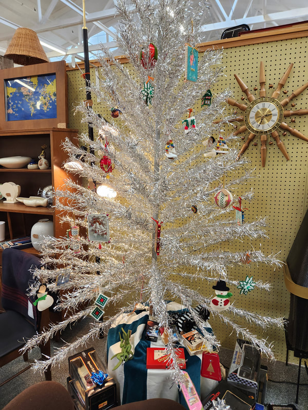 Christmas tree at Apple Annie Antique Gallery
