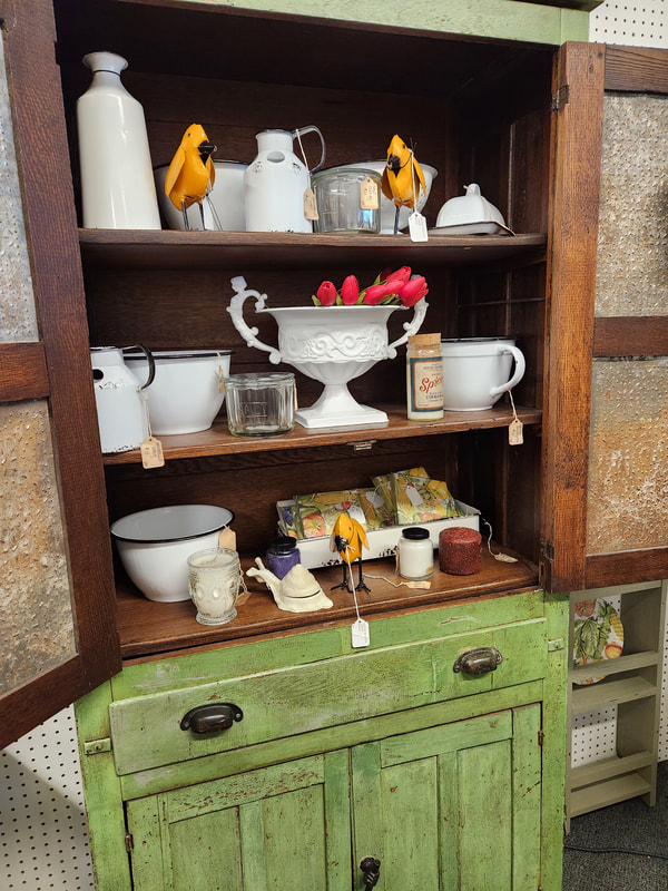 Vintage kitchen items at Apple Annie Antique Gallery