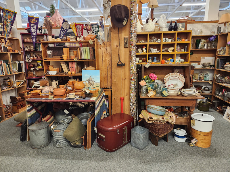 Consignment booths at Apple Annie Antique Gallery