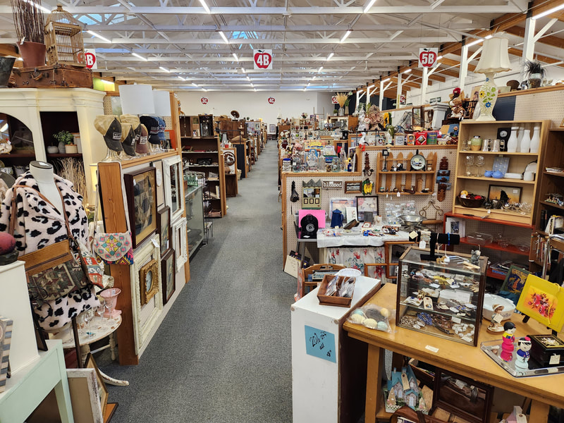 View of an aisle at Apple Annie Antique Gallery