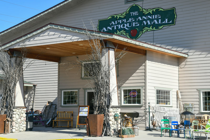 Front entrance to Apple Annie Antique Mall