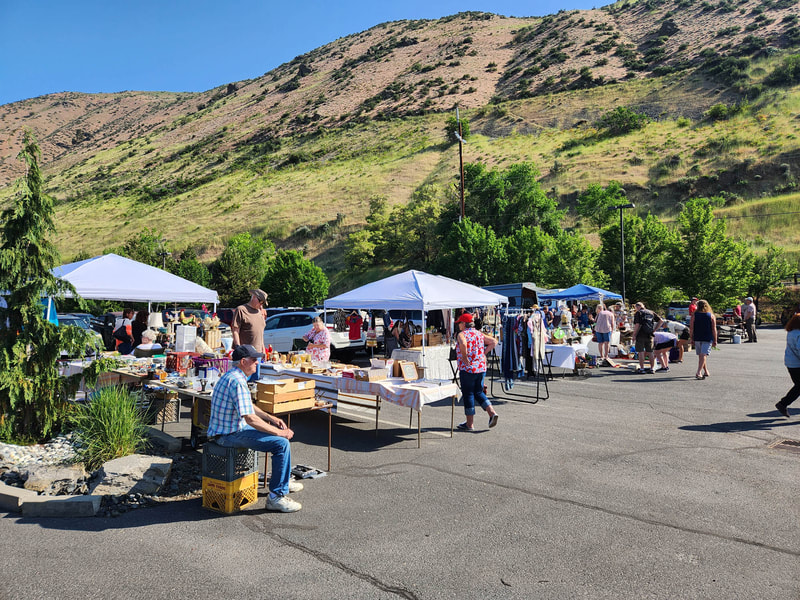 Our flea market sits against the backdrop of the Cashmere foothills.